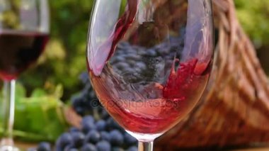 Şarap Şişe cam içine dökülür