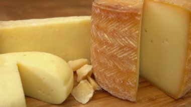 Fransızca peynir ahşap bir masa üzerinde.