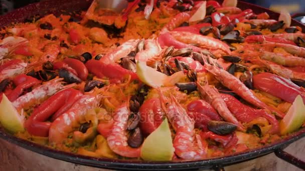 Paella en el mercado en la sartén wok primer plano — Vídeos de Stock