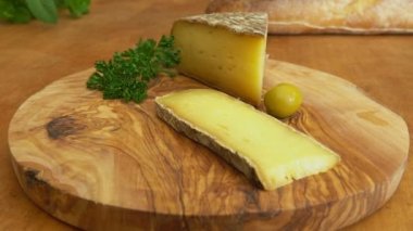 Sert peynir, baget ve zeytin ahşap oyun tahtası