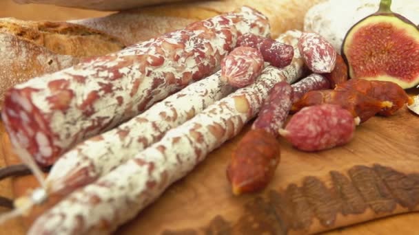 Uncooked jerked sausages — Stock Video