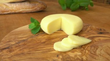 Babybel yarı sert peynir, baget ahşap oyun tahtası