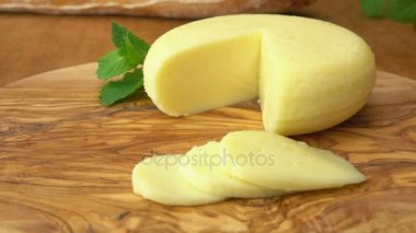 Babybel peynir kafa dilimlenmiş parçaları rustik tablo