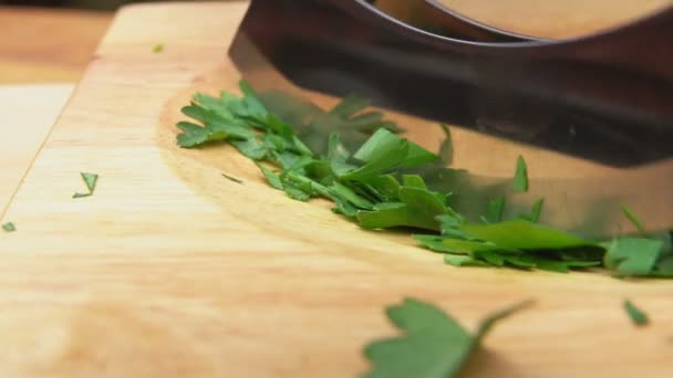 Sliced green parsley on a wooden board — Stock Video