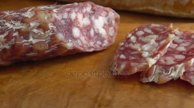 Çatal biteviye-in pişmemiş Kızarmış sosis alır