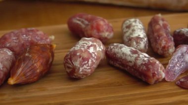 Çatal bir parça kızarmış sosis bir avuç alır