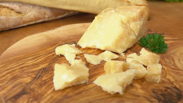 Adet ahşap yüzeyde Parmesan peyniri — Stok video