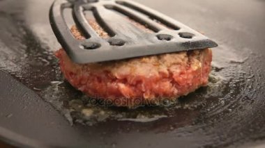 Burger mutfak spatula tarafından basıldığında