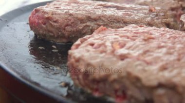 Izgarada kızartılmış Burger sürüsü