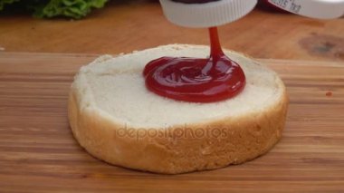 Ketçap sıkmak tost çörek