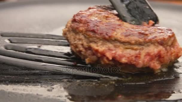 Hamburguesa volteada en la parrilla con espátula de cocina — Vídeos de Stock