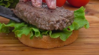 Şef bir hamburger soğanlı hazırlar