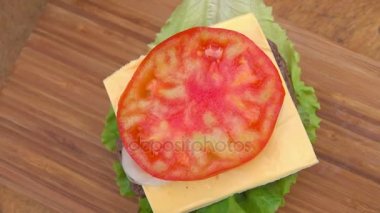 Burger topuz bir domatese atılır