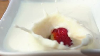 Bir kase krema ile düşen çilek