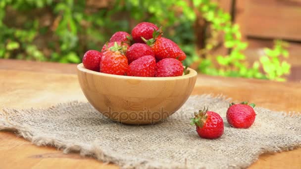 Strawberry in a wooden bowl on napkin — Stock Video