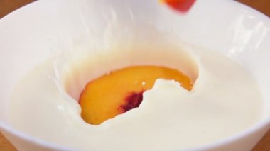 krem düşen şeftali dilimleri