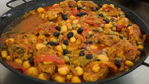 Pollo cocido en un wok con verduras y aceitunas — Vídeo de stock