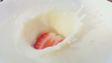 Çilek kremalı bir kasede düşen yarısını