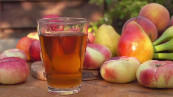 Персиковий сік у склянці — стокове відео