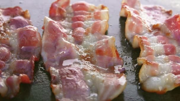 Bacon frito em uma superfície de pedra — Vídeo de Stock