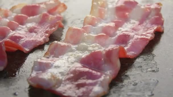 Le strisce di pancetta sono fritte e grigliate — Video Stock