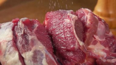 Kuzu budu tuz close-up düşüyor