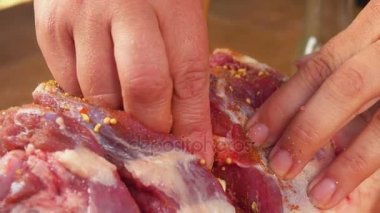 Eller Cook sarımsak kuzu yerleştirilir.