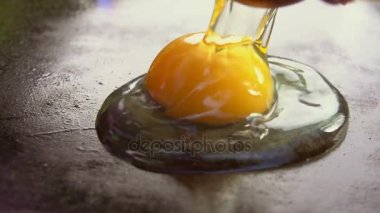 Çiğ yumurta bir ızgara kırık