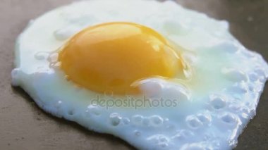 Bir ızgarada kızartılmış yumurta