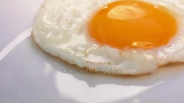 Beyaz tabakta kızarmış yumurta.