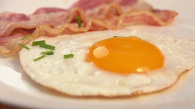 Frenk soğanı falls beyaz plaka üzerinde