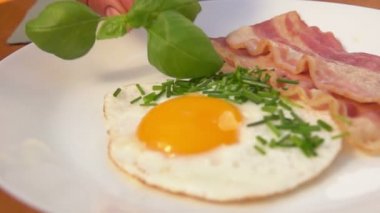 Şef ince dal fesleğen koyar