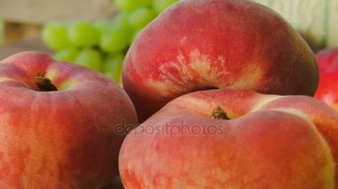 Yakın çekim olgun düz bir şeftali