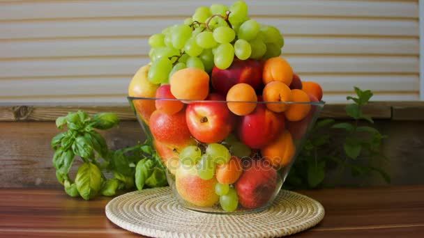Movimiento de la cámara a fruta fresca — Vídeo de stock