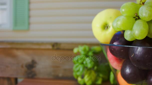 Натюрморт с фруктами — стоковое видео
