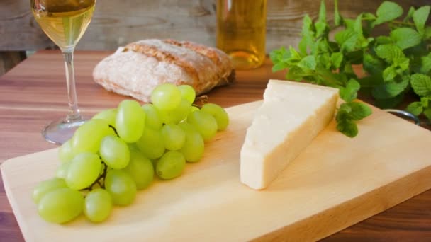 Parmesão com vinho branco. uvas e pão — Vídeo de Stock