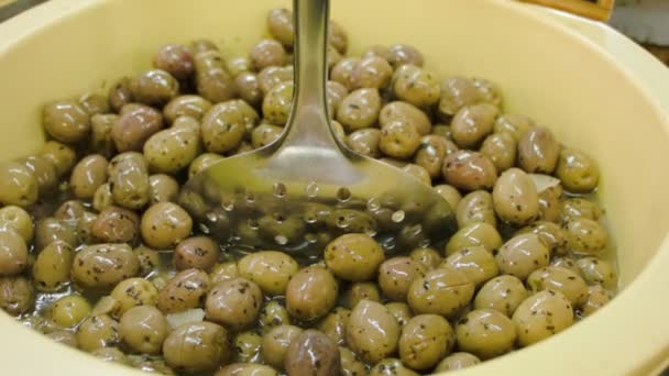 Zbliżenie: zielone oliwki marynowane z przyprawami — Wideo stockowe