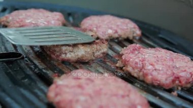 Burger mutfak spatula tarafından basıldığında