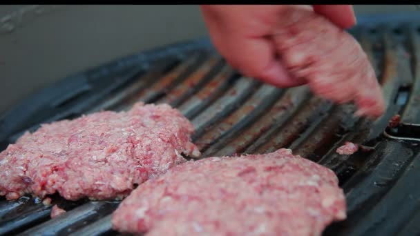 Paquete de hamburguesas fritas en la parrilla — Vídeos de Stock