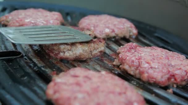 Hamburguesa es presionado por espátula de cocina — Vídeo de stock