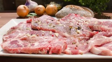 Biftek sirke ile dökülür