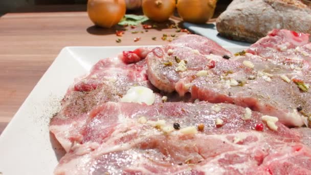 Uienringen vallen op biefstuk — Stockvideo
