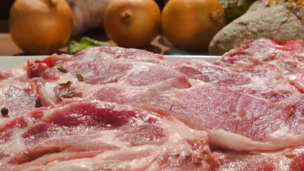 Bistecca cosparsa di spezie e pepe — Video Stock