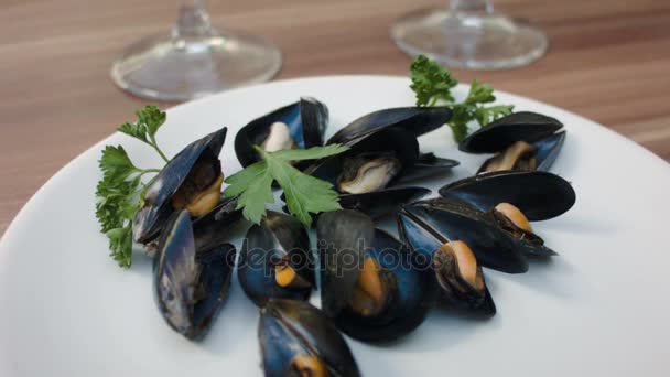 Cozze sul piatto bianco con prezzemolo — Video Stock