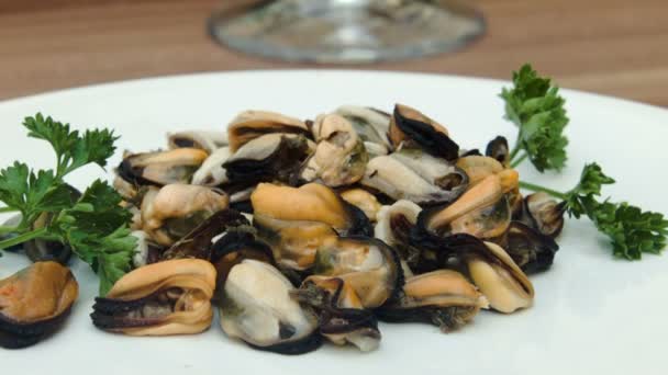 Cooked mussels with parsley and white wine — Stock Video