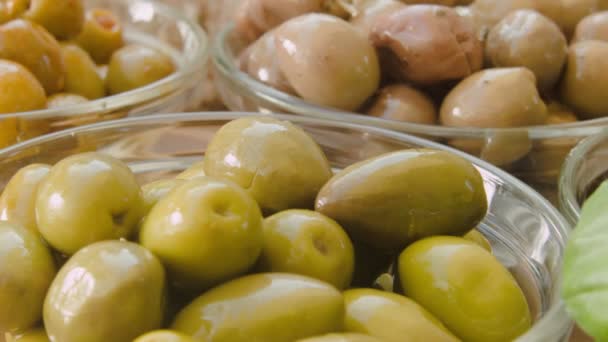 Gröna oliver i glasskålar — Stockvideo