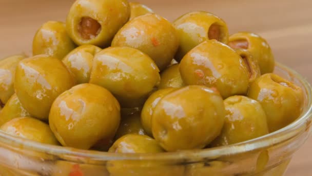 Stuffed olives in a glass bowl — Stock Video