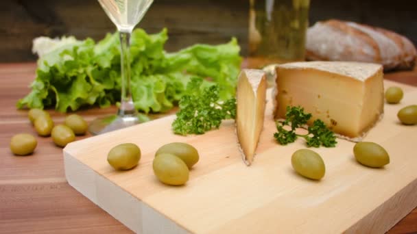 Σκληρό τυρί σε ένα ξύλινο ταμπλό με — Αρχείο Βίντεο