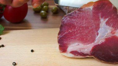 Kızarmış et bir bıçakla dilimlenmiş