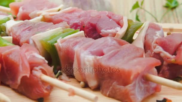 Turkey kebabs on sticks with vegetables and cheese — Stock Video